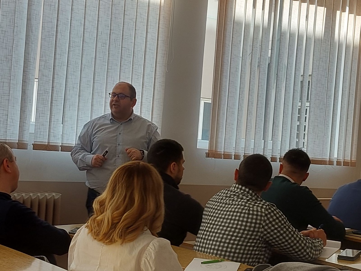 Marko Stojković vodi mentorsku radionicu sa polaznicima, 2025